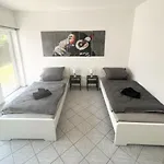 Have-a-nice-stay - - Monteursunterkunft - Einzelbetten - Gute Anbindung - Bettwaesche *